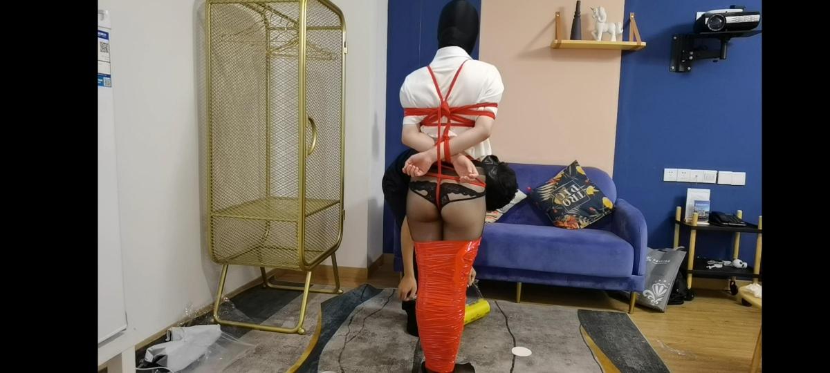 真实约绑真空JK装超紧绳艺捆绑嘟嘴蒙眼保鲜膜全包浴室湿身，妹子很配合很好奇中集 真实拍摄无剪辑，白色JK制服超紧捆绑束缚，过程中妹子很好奇主动提出到镜子前面拍摄学习一下，每根绳都拉的紧紧的，因视频太大这是中集，中集下集还有保鲜膜全包嘟嘴蒙眼浴室湿身各种元素哦，第二次约拍不足之处多多指教，也可以加qq1872538694按你们要求定拍，拍的时候也可以开视频全程直播