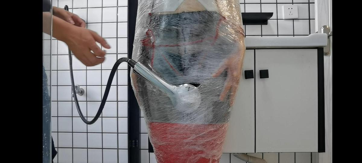 真实约绑真空JK装超紧绳艺捆绑嘟嘴蒙眼保鲜膜全包浴室湿身，妹子很配合很好奇，下集 真实拍摄无剪辑，白色JK制服超紧捆绑束缚，过程中妹子很好奇主动提出到镜子前面拍摄学习一下，每根绳都拉的紧紧的，因视频太大这是上集，中集下集还有保鲜膜全包嘟嘴蒙眼浴室湿身各种元素哦，第二次约拍不足之处多多指教，也可以加qq1872538694按你们要求定拍，拍的时候也可以开视频全程直播