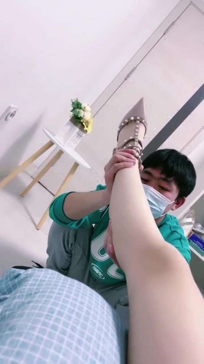 罗宾 暴力踢裆 舔脚 罗宾 暴力调教贱狗  踢裆舔脚舔鞋。                                                