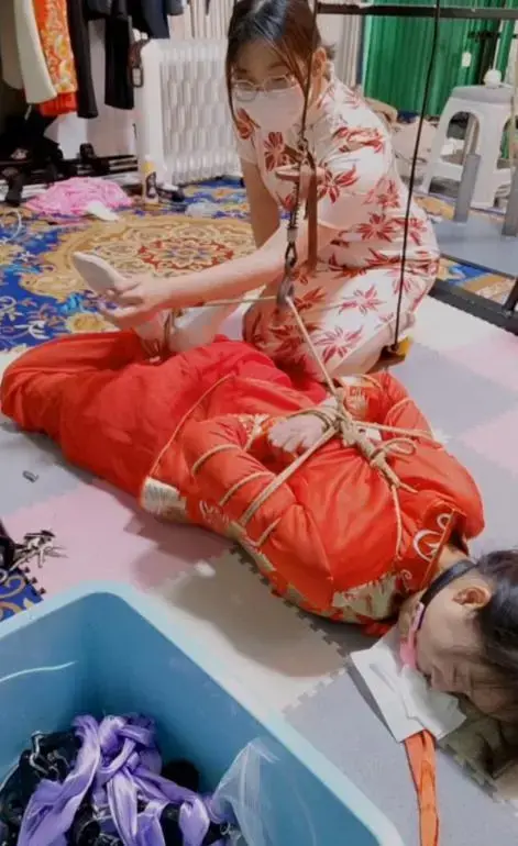 束美影视剧情 女特工和新娘绳艺 束美影视剧情 女特工和新娘绳艺<br>创作;束美影视剧情<br>描述;束美影视剧情 女特工和新娘绳艺,丝绸装袋，喜欢的请大家多多支持一下吧
