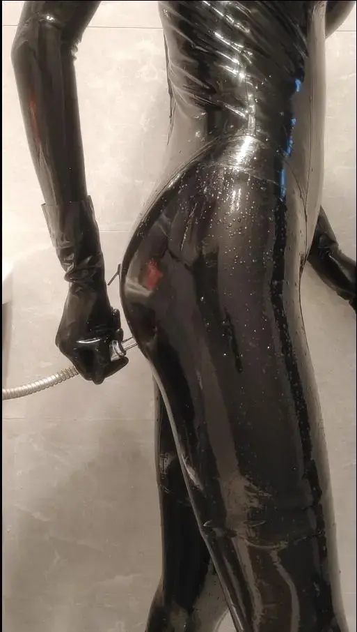 [waprophet]伪娘胶衣灌肠guanchang，肚子肉眼可见的隆起 穿着胶衣的同时灌肠，使用喷水器直接注入，一次性注入了超过两升水，肚子肉眼可见的鼓了起来，在胶衣的压迫下腹胀感非常明显，同时还穿着16厘米的恨天高，在浴室中勉强保持站立，注水到极限后拔出喷水器，肚子里的液体喷涌而出，甚至沿着胶衣灌入了腿中。多次循环后液体逐渐变成了黄色，肠胃里的脏东西都被清洗干净，在寒冷的冬天，也只有温暖的液体能给肚子带来一丝温暖