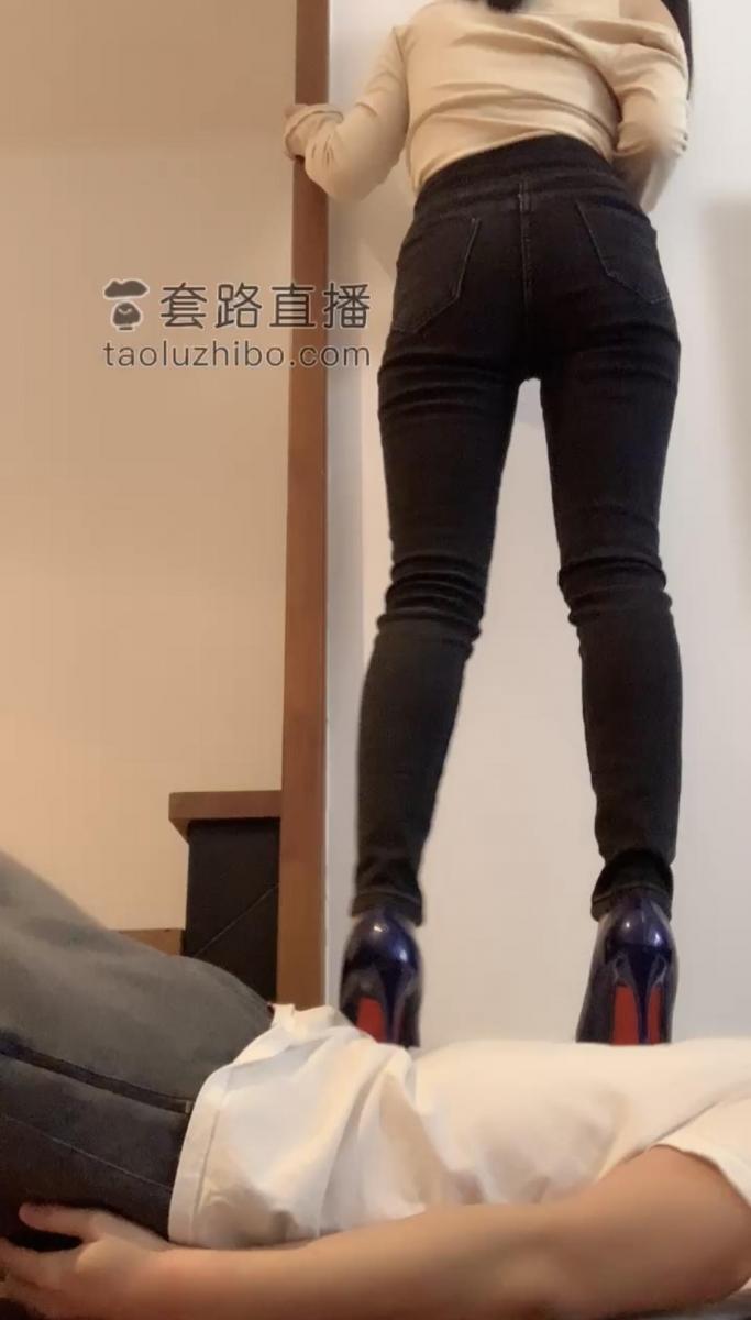 宝爷 虐到哭了 女王调教贱奴 牛仔裤高跟踩踏。                                                   
