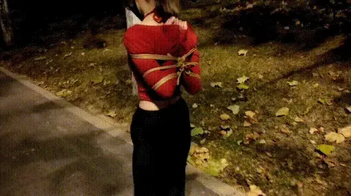 大冷天捆绑喵喵外出逛街 现在这个季节的夜晚很冷，喵喵提出想去大街上玩捆绑，索性就紧紧绑了个后手观音，披上外套就出去了，真是喜欢捆绑的女孩，到了街上她让把外罩脱掉，漏出捆绑的身体拍照等等，最后回家的时候都没有解开绳子，说是到家自己能解开。视频解压密码：chuxin。<br>一绳所爱绳艺体验店面向全国爱好者开放，本店提供绳艺捆绑模特服务、体验女绳师捆绑服务、体验长时间囚禁服务、绳艺教学培训、绳艺交流会、场地出租、专业麻绳销售，原创视频套图销售、作品私人定制、模特原味丝袜出售等，另外本店招募同好合作伙伴。微信：351552501初心