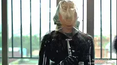 乳胶lolita小姐姐的连身伽及呼吸头套BP调教 可爱的双马尾乳胶衣小姐姐这次要接受新的调教。新的连身伽把她从脖子从手到脚锁的紧紧的。这是个很羞耻的姿势，双腿分开，等待着主人的调教。我用脚感受了她全身，特别是胸部的柔软，确实很舒服。之后，就是给她使用震动帮。并在她发出呻吟要达到高峰的时候，套上透明的呼吸头套。她只能通过小小的呼吸孔呼吸，之后，我用夹子堵上了这个最后的呼吸通道。你猜猜她多久才会投降