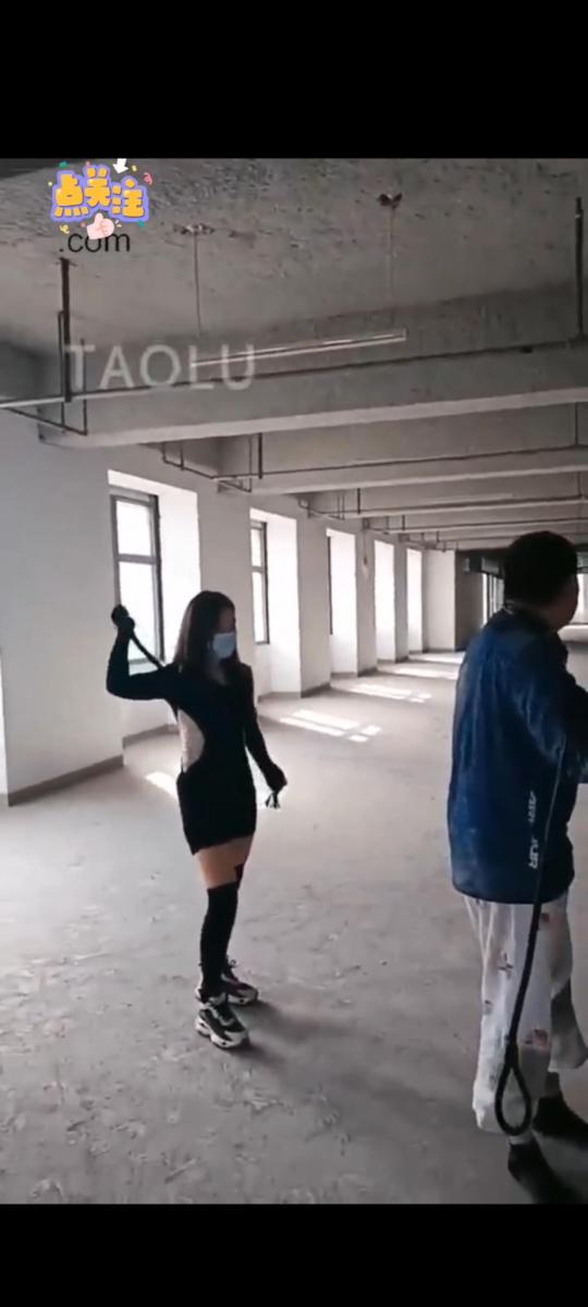 红杉 惩罚跑骚狗 套路直播，红杉女主，双女王工地调狗                                          狠狠鞭打踩踏。恋足耳光