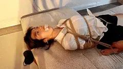 果儿二拍第二季，JK白衫仰面倒M缚，蒙眼、极限原味封堵。脱掉鞋袜玩丫丫、掀开衣襟玩肚脐，有点猥琐的角度，少女[X_X]第一次正对镜头的尴尬，无助无奈的软萌小可爱  