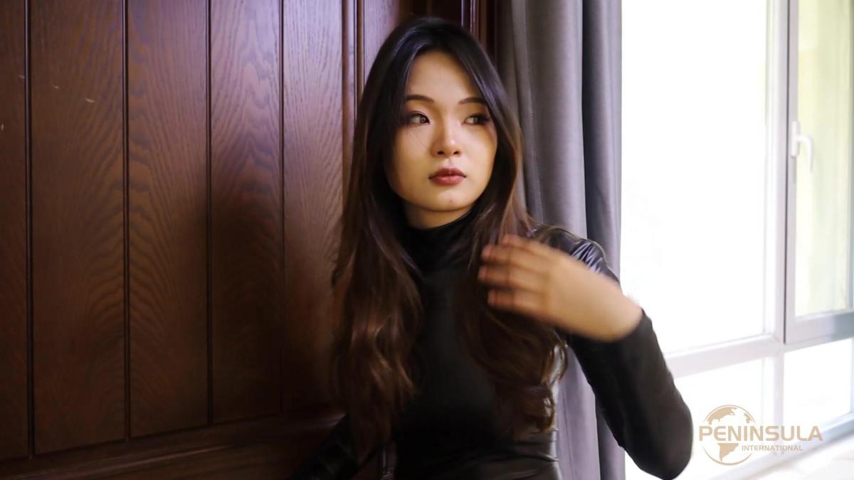 半岛束艺台定拍 卡菲 为什么你在我的房子里？ 盗贼卡菲饰演潜入房间中，不料被房主发现捆绑起来，她不断挣扎没想到最后的结局是。。。。
