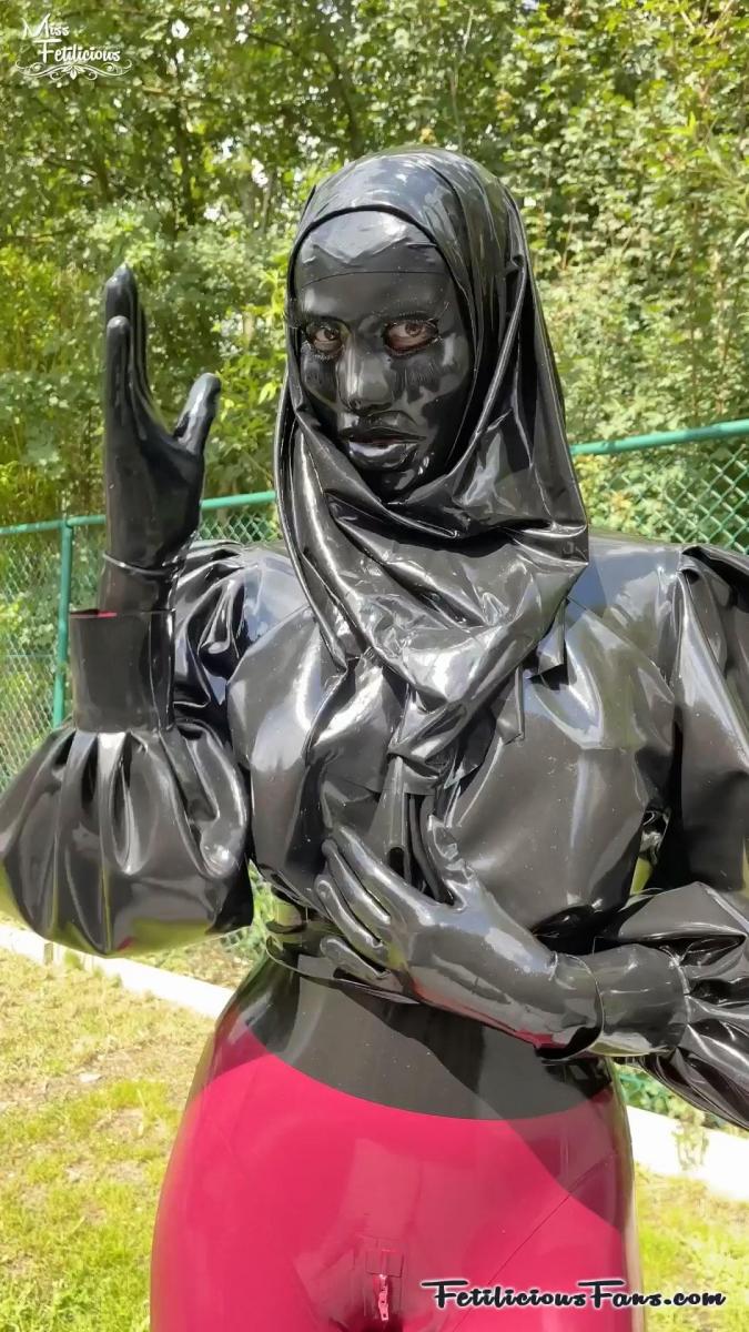 Black Mamba Dressing up in my plum catsuit, black blouse and Black Mamba mask for a latex day at the garden.<br><br>FetiliciousFans: <br>Саtеgоriеs: latex, fetish, rubber, doll, fetiliciousfans, bondage, shibari, rope bondage, shibaru, suspension, belts, bedtie, hogtied, tight bondage, strict bondage, bound elbows, struggling, ballgagged, helpless<br>类别：乳胶，娃娃，束缚，shibari，绳索束缚，shibari，悬挂，腰带，闺蜜，hogtied，紧密束缚，严格束缚，束缚肘部，挣扎，ballgagged，无奈<br>