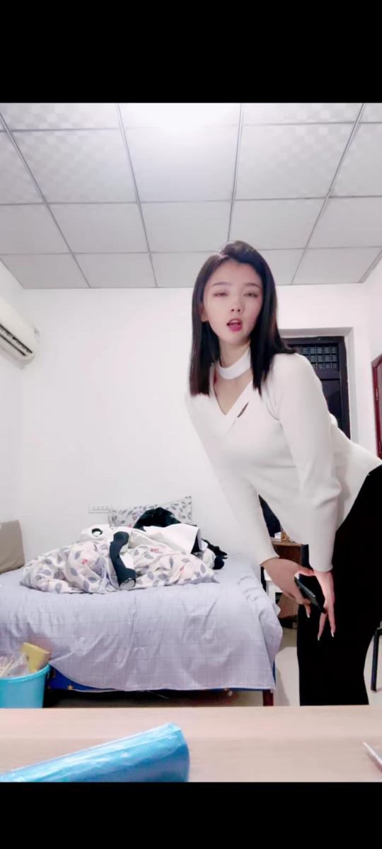 靡兔 清理鞋子 粗口辱骂 套路美女性感臀部，调教遛狗羞辱                                           踩踏玩弄舔鞋