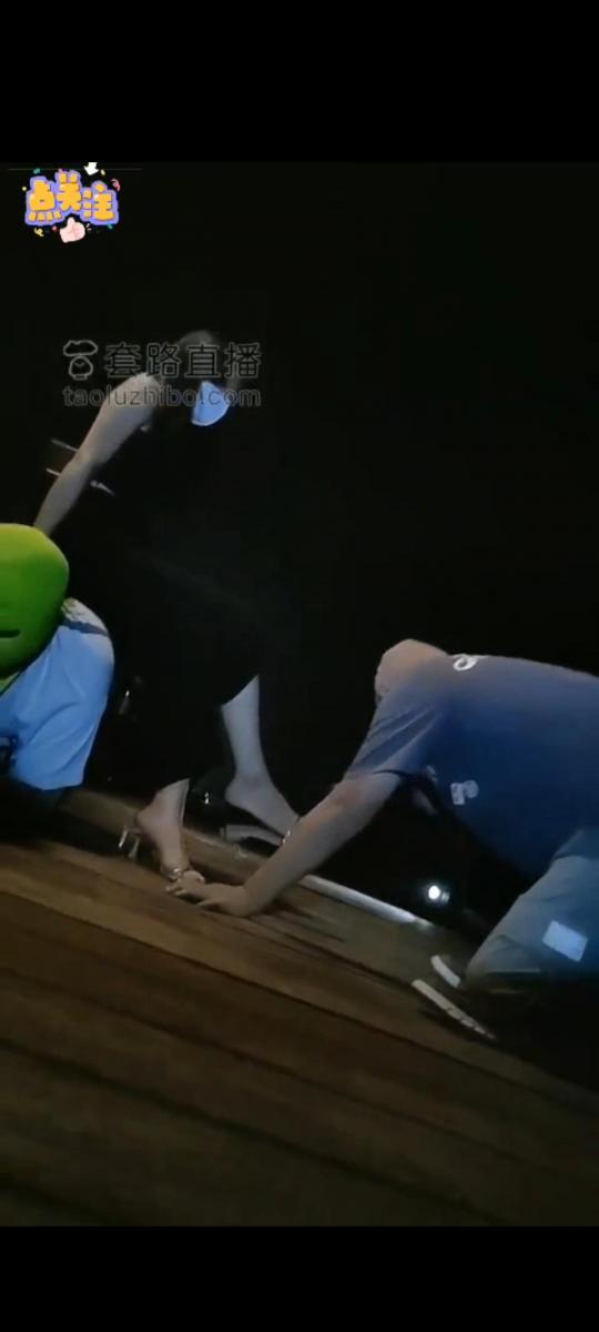 星期六 户外调教 看够了那就下跪吧 套路直播，户外调教恋足狗，路人围观一起被开发                                  骑马舔脚踩踏羞辱
