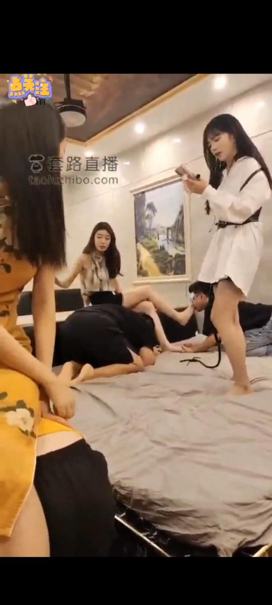 万灵 三个女王 浅浅的玩一下 套路万灵七月三个女王调教贱货，两个狗一起玩                                     鞭打恋足羞辱踩踏，打耳光希望大家喜欢
