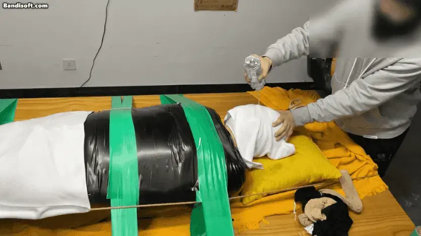 【黑魔法师】水刑  木乃伊全包固定 电击榨汁体验。     忍耐力很强的m想要体验被完全固定被水刑榨汁。 先把他包成了木乃伊 然后放到长桌上 又加固固定 然后电击惩罚 强制GC 加水刑（水刑是在完全安全的情况下进行的）<br>   作者:黑魔法师<br>QQ：2946045390 推特@Melissa73142749<br>接视频定拍；也可以线下现实体验 <br>网盘视频是压缩文档类型 解压后吧TXT改成mp4 解压密码heimofashi123 请不要在线解压