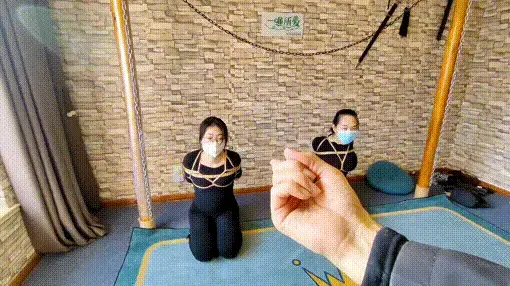 两个女孩紧紧绑起来，限时逃脱 女孩韩露带上闺蜜来店体验捆绑，这次挑战紧缚逃脱，成功有奖，失败要惩罚，绳师这次绑的特别紧，两个女孩结结实实绑起来，经过不懈努力，两个终于成功解开一人，另外一人因为超时被惩罚打屁股。视频解压密码：chuxin。<br>一绳所爱绳艺体验店面向全国爱好者开放，本店提供绳艺捆绑模特服务、体验女绳师捆绑服务、体验长时间囚禁服务、绳艺教学培训、绳艺交流会、场地出租、专业麻绳销售，原创视频套图销售、作品私人定制、模特原味丝袜出售等，另外本店招募同好合作伙伴。微信：351552501初心