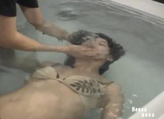 Sakura bath underwater scene 23 クォーター美人モデル、さくらさんのバスタブ水中シーン二作目から<br>手首を拘束して足を掴み、水中を仰向けに引き回したり、<br>逆立ちのように引っ張り上げたりするシーン、<br>水中で指やノーズクリップを使っての鼻摘み、着脱シーン、<br>頭を押さえて仰向けに繰り返し沈めるシーンを収録しています。<br>どのシーンも、さくらさんならではの迫力あるシーンになっています。<br>鼻摘みシーンは水中映像も多く収録、表情が良く分かります。<br>生音声