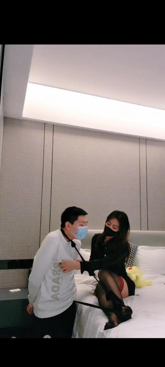 禾未 享受脚奴的伺候 套路禾未，调教脚奴，黑丝诱惑调教，床上勾引狗子                                舔脚，闻屁股，虐乳鞭打