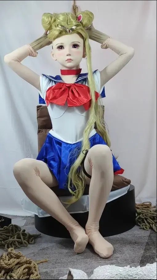 kig头壳美少女战士龟甲缚恨天高自缚玩耍，郊狼电击器g塞刺激，双手吊绑 这次是美少女战士水兵月的cosplay kig头壳自缚，穿上恨天高，腿上再绑上郊狼点击器，电击贴片贴在了大腿内侧持续刺激，后面也cha入了电击g塞，绑好之后电击 紧缚的感觉实在是太棒了<br>有什么想看的角色cosplay自缚也可以在评论告诉我哦<br><br>关于假发和自缚<br>别骂了别骂了，本人800度高度近视，带上头壳啥也看不见，加之没有同伴只能一个人完成，假发只能勉强带上去，调整位置什么的就别想了，自缚也只能选择一些比较简单的绑法（绑的技术也不是很好，在什么也看不见的情况下手臂自缚也只能选择伪自缚了，蕾姆）