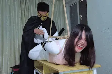 【樱束原创】《脱缚魔术师的赌约》定拍转公映！sm逃脱女魔术师艾薇被伊顿挑战并签订脱缚赌约！被驷马捆绑TK！捆绑过程中各种揩油刺激，Y具口塞塞嘴，皮鞭抽打！挣扎脱缚！ 工作室推出众筹定拍系列片：思路 内容 剧情 服装均由参与众筹的小伙伴安排，工作室负责拍摄，凡参与众筹的小伙伴可以加入众筹临时讨论群：209976701（限参与本期众筹的小伙伴申请）众筹金额无大小区分，提供的任何素材内容都会认真考虑采纳，众筹目的为了让小伙伴用最少的代价看到自己喜欢看的内容。（详情请咨询客服QQ2156176672或移步众筹区查看）<br><br>定拍剧情简介：<br>主角：sm逃脱女魔术师艾薇/ 拘束鬼手伊顿 <br>服装道具：女主，男主（斗篷、面具）<br>拘束调教：【拘束要求均写在纸上】<br>第一局<br>服装：女主全包白丝打底、长手套、（白色或者黑色）长筒袜、死库水、乳夹<br>  /拘束道具：皮手铐铐住手腕，随即后手细绳密绑双臂，然后驷马缚，最后趁其不备塞入[X_X]口球并戴上眼罩、<br>             /调J手段：tk白丝脚底、皮鞭抽打<br> （赌约20min脱缚）<br>背景：<br>女主艾薇是洛圣都市最有名的sm逃脱魔术师，她为人高傲冷漠且自信，已经出道十余年从未有过一场败绩。男主伊顿则是来自外地的拘束高手，多年前他的拘束手段被艾薇轻易逃脱，从此发誓一定要打败艾薇一雪前耻。<br>伊顿乔装打扮成一个陌生人，在某晚艾薇表演后找到她，想和她来玩一个赌局。赌局分三场进行：（第一场赌100万美金/第二场艾薇赌关于洛圣都所有美女的信息，伊顿赌艾薇母亲下落的消息/第三场艾薇赌自己的所有权，伊顿赌自己的双手）等三场赌局完毕后一起结算赌注。艾薇认为没有人可以拘束住她，非常傲慢自大地嘲讽伊顿的不自量力，并表示自己有兴趣玩玩，让伊顿开开眼。<br>第一局开始———<br>    伊顿很不老实地开始在拘束过程中多次揩油，刺激她的身体。艾薇只是皱着眉头并未制止。 在带上口球眼罩前，伊顿询问艾薇是否准备好，艾薇不耐烦地表示没有问题。随即伊顿坏笑着把长[X_X]口塞塞进了艾薇嘴里，在她没来的及抗议前蒙上了眼罩。<br>      /然后艾薇开始挣扎脱缚，在此期间伊顿开始使tk艾薇脚底，并且时不时皮鞭抽打，使她呜呜叫个不停。<br>      一段时间过去了，这期间伊顿一直在调J艾薇，并且手很不老实地到处揩油，艾薇虽然愤怒挣扎呜呜叫却无济于事。伊顿看拘束没有变化，估计艾薇无法逃脱，就去拿了杯水喝。结果回来就发现艾薇已经逃脱。<br>      /他硬着头皮吹捧了艾薇的逃脱手段，艾薇也没有计较，只是说她不过是为了逗他开心才装作无法逃脱，并告诉他自己的手指可以轻易解开绳结，所以不把她的手指拘束牢固是不可能禁锢她的。<br>      /伊顿牢牢记住了这一点，同时发现艾薇的[X_X]衣物有些湿润，不过他没有点破这一点，认为艾薇不过是个自大的痴女，迟早要翻车玩脱（心理活动，男主配音旁白）<br><br>樱束服务内容：私人订制剧情 专属剧情订拍 现实约拍 全国飞业务 统一解压密码：ysyc6672或qq2156176672<br>樱束联系方式：QQ2156176672 VIP专属客服微信号：yingshu-you（VIP专属客服微信，终年无休）<br><br>视频格式：MP4<br>分辨率：1080P<br>时长：36分钟<br>大小：2.1G<br>