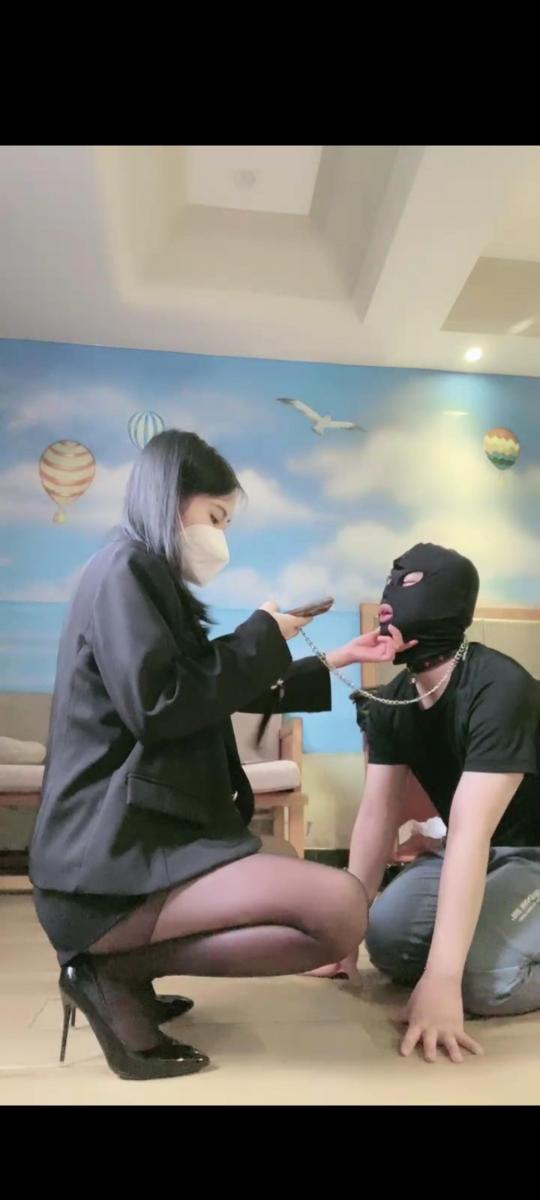 甜依 重度调教 套路甜依女王，黑丝调教贱货，狗链栓住                                               踩踏遛狗，踢裆狠狠虐