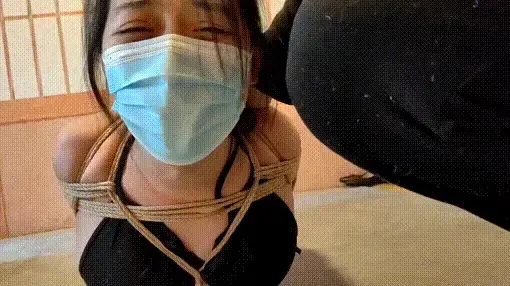 女孩收到绳艺扑克以后（下集） 朋友邮寄给女孩一盒绳艺扑克，当女孩打开牌盒看到里面的内容时候，激动不已，随即打电话叫来闺蜜和朋友一起玩扑克游戏，玩游戏过程中女孩提出想按扑克上的捆绑造型体验，下集是把两个女孩都绑成极限驷马，玩了很久，最后留下两个驷马女孩离开了，两个女孩独自绑在房间里聊聊各自的感受，最后竟然痛苦的睡着了。因为片子时长过长，分上下两集发布。视频解压密码：chuxin。<br>一绳所爱绳艺体验店面向全国爱好者开放，本店提供绳艺捆绑模特服务、体验女绳师捆绑服务、体验长时间囚禁服务、绳艺教学培训、绳艺交流会、场地出租、专业麻绳销售，原创视频套图销售、作品私人定制、模特原味丝袜出售等，另外本店招募同好合作伙伴。微信：351552501初心