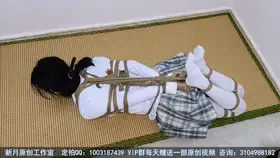【新月原创】【红豆】被惩罚的学生 一个考试不及格还不听话喜欢玩手机的学生妹要如何惩罚？ 【新月工作室】定拍交流QQ：1003187439 备用2936094312<br>【出原味妹子】3104988182 小洛（红豆）2389316626 玉箫（荷露、雪莹） 3560530071 雨涵（若莺） 3451471253 佳怡<br>198赞助最少赠送50部视频，398赞助最少赠送100部视频，698赞助最少赠送300部视频，价格相当优惠~<br>约绑攻略有售直接滴QQ：3104988182！！！本工作室正式启动会员优惠折扣方案，请有兴趣的同好加客服Q：3104988182详询<br>期末的考试，红豆又考砸了。学校的惩罚当然是绳罚！不过红豆非常不听话，惩罚期间绑着都要偷偷玩手机。这可不能忍！<br>被宿管发现之后，一点不惯着她，狠狠绑起来，才是她的结局！