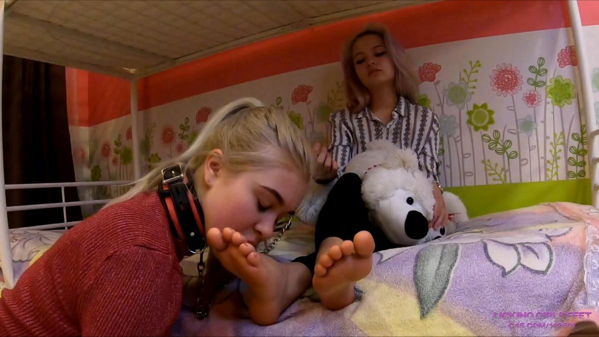 ELENA - Slave girl - Foot worship after university (mp4) 艾琳娜 - 女奴 - 大学毕业后的足部崇拜 （mp4）<br> <br>大学毕业后，埃琳娜来到她的房间，坐在她的床上，拿起她最喜欢的玩具，命令她的女奴崇拜她美丽的脚。女奴小心翼翼地舔着埃琳娜脚底的每一个部分，吮吸她的脚趾。埃琳娜抚摸着她的玩具，专心地看着女奴妮可，让她彻底完成她的工作，埃琳娜的脚变得干净。<br><br>ELENA - Slave girl - Foot worship after university (mp4)<br> <br><br>After university, Elena came to her room, sat on her bed, took her favorite toy and ordered her slave girl worship her beautiful feet. A slave girl carefully licks every part of Elena's soles and sucks her toes. Elena strokes her toy and attentively watches slave girl nicole so that she thoroughly does her job and Elena's feet become clean.<br><br>