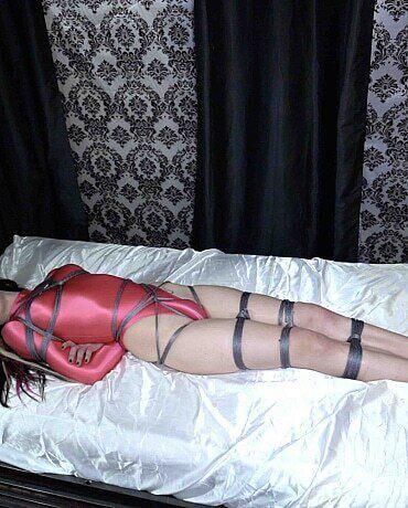 Goth Princess Hands Free Orgasm Shinysboundlluts的伪娘视频，伪娘身材很好<br>Gorgeous TS goth girl Aurora Skye is in for a treat today! First bound, crotch roped, and tied down tightly on the bed.. Shiny grabs the hitachi vibrator and rubs her clit until she spurts hot cum all over the inside of her silky leotard!