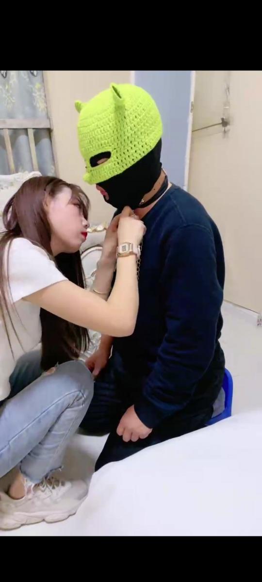 梦涵 调教 踢裆 舔脚 圣水 直播调教，踢裆戴狗链，鞭打踩踏                                           恋足羞辱，耳光狠狠虐