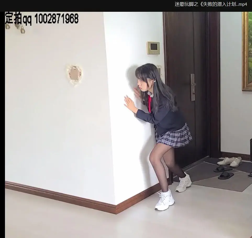 迷晕玩脚之《失败的潜入计划》 片长15分钟，1080p全高清拍摄。美女橙子是一个商业间谍，接到上峰命令潜入老板家中搜索一块重要电子芯片，橙子得知老总出差偷偷潜入，谁知老板早就对她有所防备，正当橙子找到芯片塞进鞋子准备逃跑的时候，她被后面的黑衣人打了一手刀晕死过去，接下来当然就是老板的保镖趁机猥亵美女橙子全身每一处，然后又把橙子的银行卡首饰和芯片全部拿走，老板的保镖是一个恋足狂，天赐良机他怎肯错过，脱掉橙子的鞋子慢慢品尝美脚白袜，再脱去橙子的白袜深深闻着黑丝美脚，然后再用橙子的美脚给自己打飞机舒服一下,变态的保镖最后还要把橙子的外套鞋子和白袜都一起带走回家慢慢品尝，至于间谍橙子只能在迷晕中等待天黑老板把她抛尸荒野了......本片为一往情深绳艺工作室定拍作品，版权所有，定拍咨询qq1002871968  欢迎定拍约拍咨询交流。“网盘文件为压缩包，统一解压密码ywqs”》