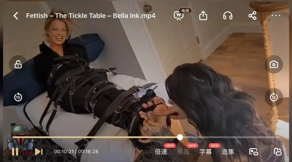 Fettish – The Tickle Table – Bella Ink 我等了一段时间和贝拉一起工作，她没有让我失望！你知道训练——包在袋子里，捆紧，双脚固定——然后比赛开始了！哦，我忘了说……斯库尔坎蒂·布里及时赶来帮忙。我不确定在开始lol之前我有没有跟Bella提过