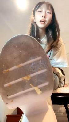 【第一视角】美少女西怡无底线羞辱合集1（重口不喜误入... (3) 剧情简介：本部合集视频第三部；共五部；全程重口无底线羞辱，辱母，辱妻，羞辱全家，闻舔脏棉袜脚，裸足，运动鞋，皮靴，模拟将你母亲，老婆踩死，踩踏食物喂食，口水等