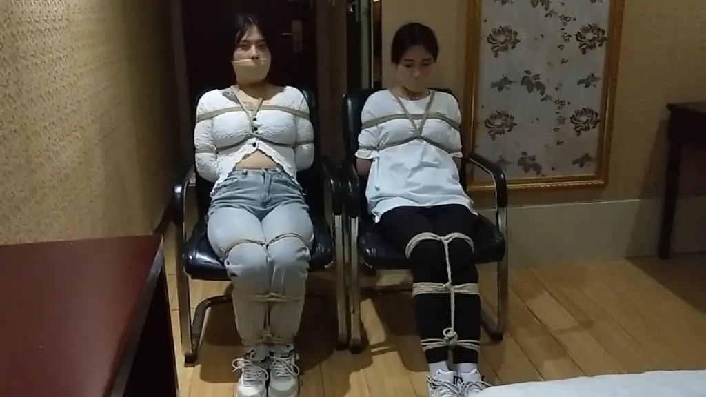 双人游戏（上） 原创：铁甲曼<br>约拍两个小姐姐，将她们绑起来放置在椅子上，用绷带封嘴，最后再用保鲜膜将整个头都缠绕起来