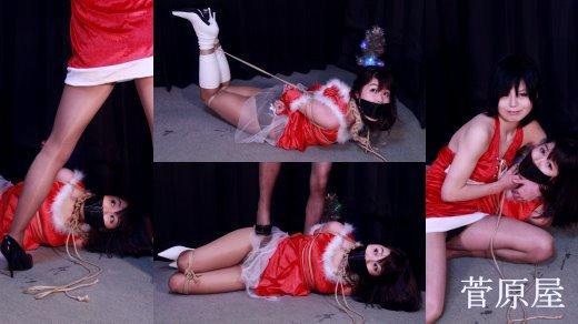 菅原花音・木崎美晴 - クリスマスパーティの惨劇 - 全編 菅原屋老作，女女捆绑的作品，菅原花音和木崎未晴两个人气演员出演的。<br>很早之前有个朋友跟我说想要这部的，本来想等圣诞的时候发，比较应景，结果放着放着就忘了这档子事了……<br>菅原屋早期作品，圣诞节未晴借送礼物将花音捆绑堵嘴。感觉未晴被绑也好看，绑别人也是气场十足，挺不错的一部作品。美中不足就是，菅原屋早期作品，只有标清。<br><span style='color:#b0b0b0;'>[隐藏文字，购买后可见]</span><br>出演者：木崎未晴 菅原花音<br>取り扱い店：菅原屋 / SUGAWARA-YA<br>下記作品の統合版です。<br>- 菅原花音・木崎未晴 - クリスマスパーティの惨劇 - 其ノ一<br>- 菅原花音・木崎未晴 - クリスマスパーティの惨劇 - 其ノ二<br>衣装：サンタコスチューム<br>本身就是标清版，再加上时长偏短，就便宜分享了。