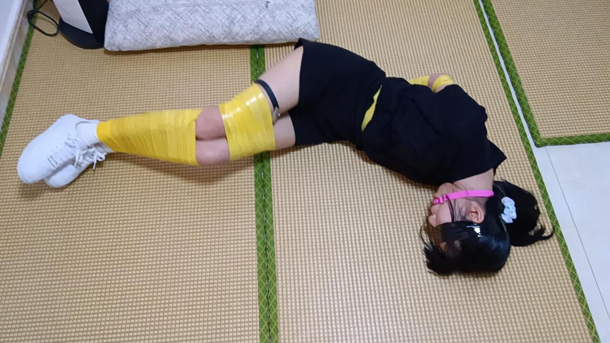 【新月工作室】【红豆】定拍作品 胶带捆绑挣扎测试 热裤人棍缚+女仆驷马缚 看看那个绑法更难以活动 【新月工作室】的定拍作品，红豆妹子的身材真的可以，灵活性也很大。不过这次要看看她是否可以在如此的胶带捆绑下，还能自如的活动解缚。<br>不过看起来相当困难啊。胶带的固定效果远远比绳子强多了。<br>加上红豆又是特别瘦小的体格，紧紧的捆绑起来之后，根本无法动弹。挣扎扭动的样子非常可爱~