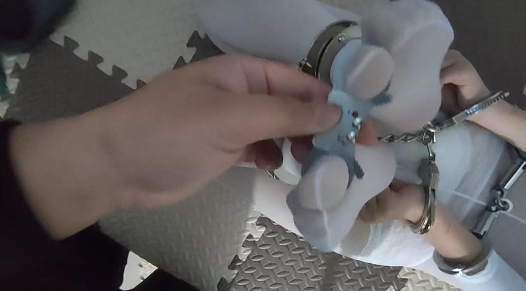 【娜绳工作室】【青柠】QNLK-15 贴着乳贴穿着连体白丝，在给大家展示后被无情的叫爬在床上逐渐被铐起来。这次青柠妹子体验了驷马铐加直臂铐，铐到后面还不过瘾又加了两个指铐。视频的最后青柠背铐着时，记得仔细听，有彩蛋哦。<span style='color:#b0b0b0;'>[隐藏文字，购买后可见]</span>