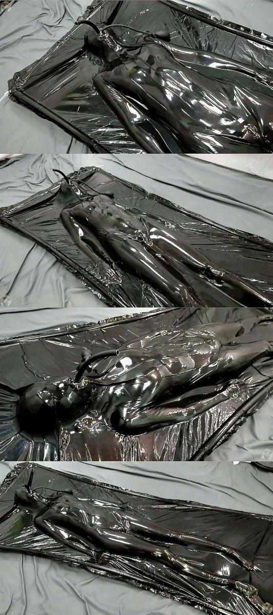 Vacuum bed and inflatable gag 这部作品很不错————乳胶真空床 ZX狠活 跳D强高。<br>美女嘴里塞着充气口球，被束缚在乳胶真空床里，利用真空把跳D固定在裆部。<br>强高 ZX，妹子的反应相当强烈，在真空床里剧烈抽搐<br>预览图比较黑，大家可以看预览15秒。