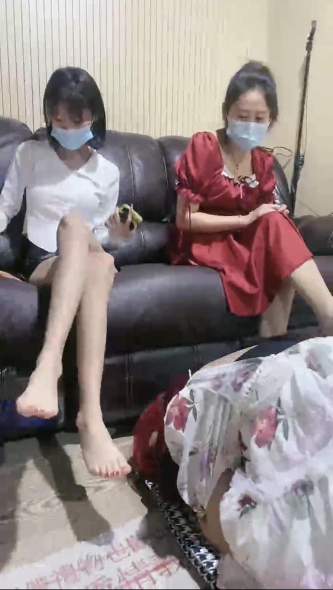 洪兴十三妹 和亲妈还有安琪一起玩母畜 双女王调教女m。                                                               