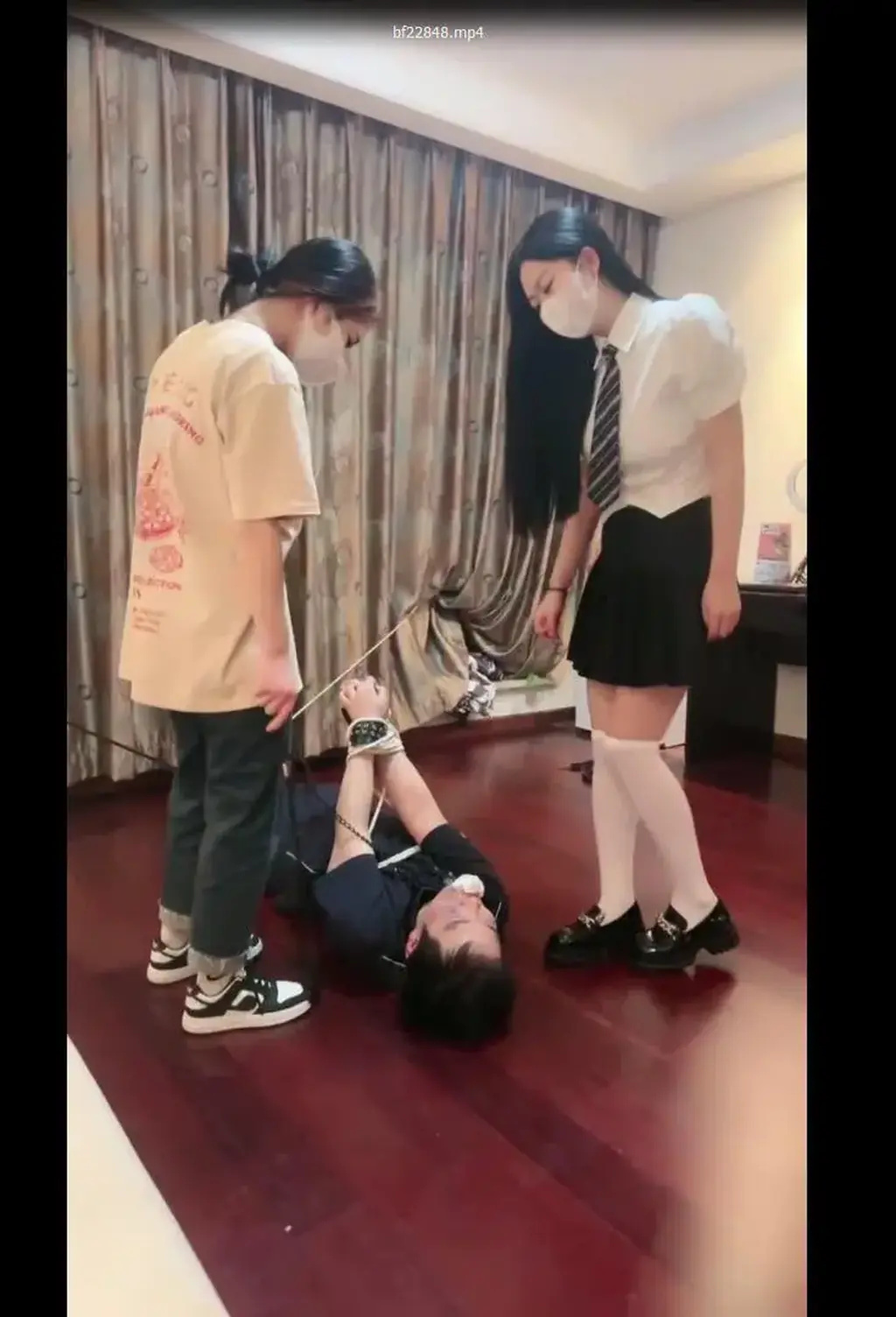【桃幼幼】双素人学生S暴虐班主任 标题  【桃幼幼】双素人学生S暴虐班主任<br>原创者 【桃幼幼】<br>剧情  美丽的桃幼幼女王带闺蜜一起调教男奴，各种捆绑暴力调教，希望大家喜欢