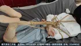【新月原创】【雨薇】【玉箫】新人女大学生初绳 被姐姐骗绑驷马 蒙眼堵嘴 强烈挣扎 jk肉丝白袜小皮鞋 【新月工作室】定拍交流QQ：2389316626 原味找我：629374436 玉箫（雨薇、荷露、夏筠、雪莹、彩依、青歌）站内众筹也请大家多多支持~谢谢约绑攻略有售直接滴QQ！！！本工作室正式启动会员优惠折扣方案，请有兴趣的同好加Q：2389316626详询。工作室最近的新妹子（荷露、夏筠、雪莹、彩依、青歌）也是我用约绑攻略找来的。<br>这已经是我约的第6个妹子了，这次是我的表妹【雨薇】，雨薇是一名在校大学生，学的是护理，也算是一名小护士咯～之前一直在卖原味，也收到了很多顾客的好评，也有人问我什么时候拍雨薇的捆绑视频。最近小护士雨薇放寒假了，我也早就有把她绑起来的打算了，正好今天带份礼物去看她！！偷偷打开她房门，她正在玩手机，便趁机偷拍了会儿她的美腿，结果不小心被她发现了，一脸鄙视的看着我。我胡乱解释一通过后，她也没当回事，就算了。表妹礼物刷着视频，看见她这双腿我可忍不住了，便提出跟表妹一起玩游戏，当她得知我要把她捆起来之后，惨遭她的拒绝，她说不如手机好玩……之后我连哄带骗说待会带她去逛街，她才勉强答应了我。我可得好好把握这次机会，直接把她捆个驷马，让她挣扎不脱，接着脱掉她的小白袜，挠她的小脚，想不到这家伙这么怕痒，真是太有意思了，哈哈哈～把玩一番之后，我给她带上眼罩，嘴巴封住，告诉她等我看完电视再回来放开她，她才发现被我骗了，生气得用力挣扎起来。看着她累的气喘吁吁，还是没办法解开绳子，无奈的样子，真是太可爱了～～