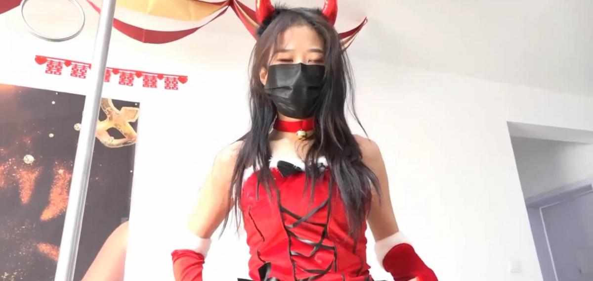 圣诞劫：特殊的圣诞礼物～ （本来是这两集想单独发的<br>（本来是这两集想单独发的，不过我觉得第二集拍的不是很好，所以就两集一块发吧）醒来后的眼镜小哥让小莉重新换上了一套圣诞服装，就在他玩的开心的时候，梦居然醒了。而另一边的小莉似乎也做了一个奇怪的梦。不过看样子眼镜小哥对于白天遇到的姑娘是朝思暮想了，于是快递小哥假装为小莉送快递上门。小莉接到快递后发现包裹里居然是几捆绳子，身后站着的眼镜小哥走到小莉身后说：“我送你的礼物喜欢吗？”眼镜小哥终于也是出手了，已送快递的名义成功混入小莉家中，接下来自然免不了将她好好的捆绑起来了～<br>