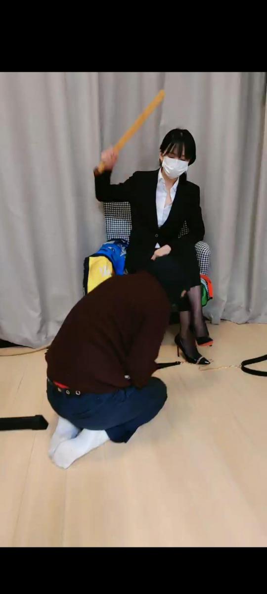 暴力美学 剧情 残暴的女总裁 套路暴力美学，剧情调教员工，裤里黑丝                                          鞭打踩踏，耳光虐狗