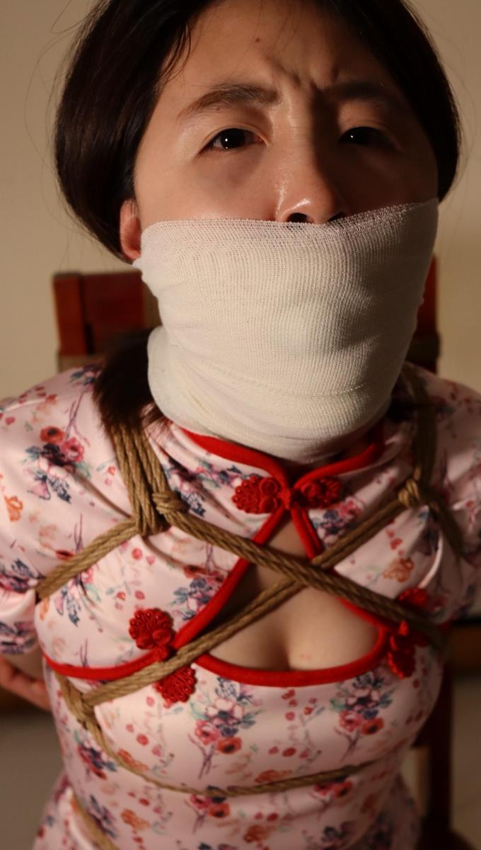 堵嘴巴02-三重封 简单粗暴的大口赛过后，要换精致的更严厉的堵嘴巴方式，让模特感受下，先一团绷带塞进嘴巴打底 然后单个口塞球塞进去 再外边裹住绷带防止吐出，三重封堵！口塞轮廓透过绷带 若隐若现，紧迫感拉满！