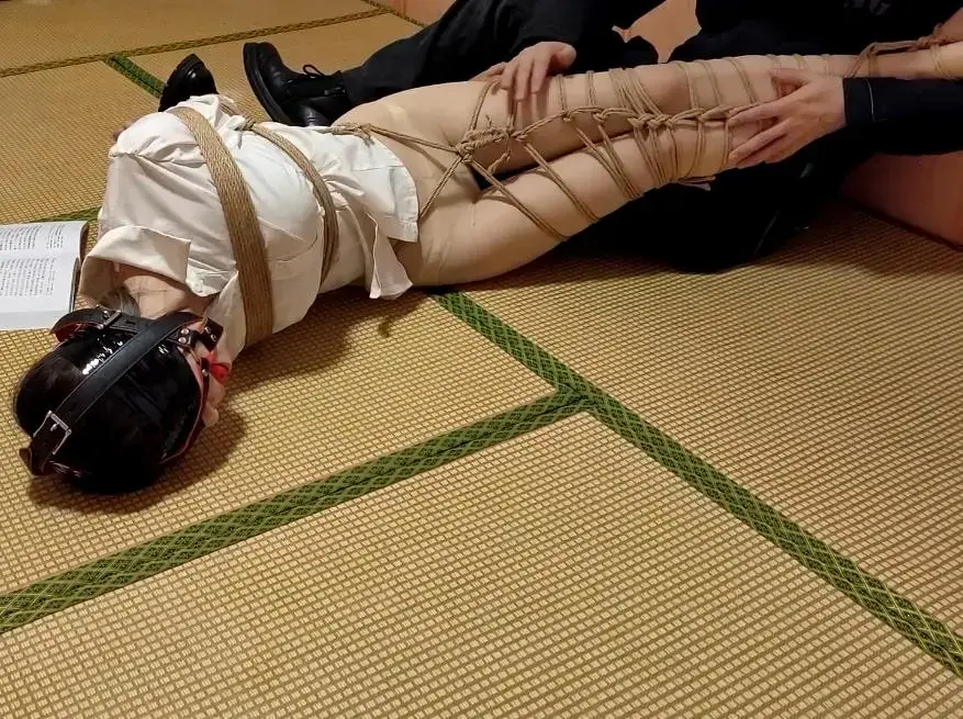 妙龄女孩被长期绑架难以逃脱 妙龄女孩被绑架，多次尝试逃脱都没有成功，甚至被歹徒再次抓回，多日后竟然习惯了被绑，女孩被紧紧捆绑一个人在房间的时候，还做做运动，用脚翻书，看书学习等等，自娱自乐。时不时还要被歹徒欺负，玩脚丫，挠痒堵嘴。视频解压密码：chuxin。<br>一绳所爱绳艺体验店面向全国爱好者开放，本店提供绳艺捆绑模特服务、体验女绳师捆绑服务、体验长时间囚禁服务、绳艺教学培训、绳艺交流会、场地出租、专业麻绳销售，原创视频套图销售、作品私人定制、模特原味丝袜出售等，另外本店招募同好合作伙伴。微信：351552501初心