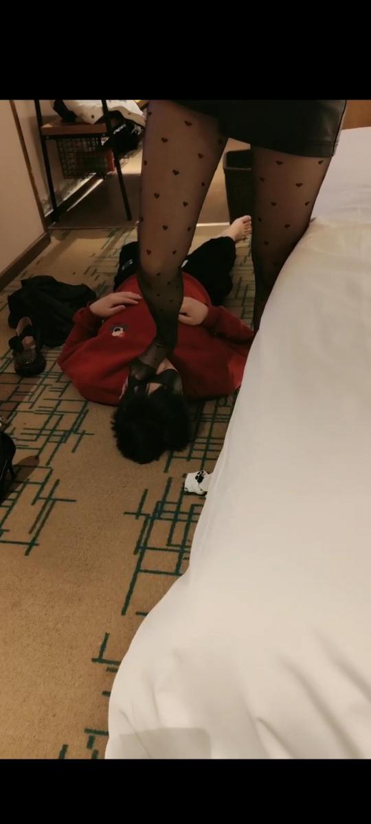 青岛情侣 玩一个贱货 套路情侣主玩小狗，男主拍摄，女主羞辱                                          黑丝诱惑，恋足舔鞋踩踏耳光