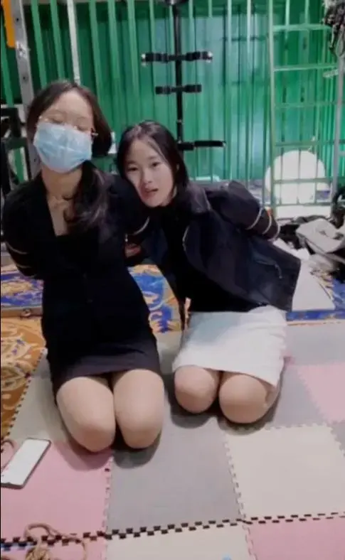 束美影视剧情 兰兰月月双人连体紧缚sp 束美影视剧情 兰兰月月双人连体紧缚sp<br>创作：束美影视剧情<br>描述;束美影视剧情 兰兰月月双人连体紧缚sp,喜欢的请大家多多支持一下吧