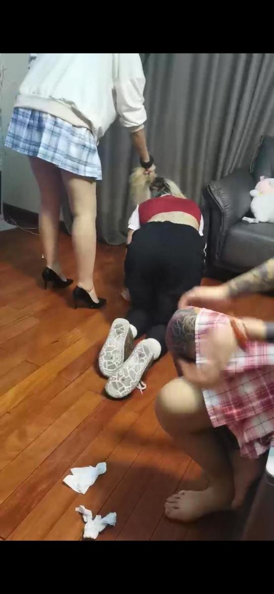 女仆新来素人狠虐我 女仆新来素人狠虐我<br>女仆新来素人狠虐我<br>女奴tj，狠狠打耳光，tj调教，虐女n，详细内容可看截图<br>套路视频<br>全国最贱女幕（m）