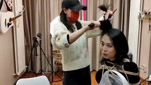 新来的女孩一边捆绑一边化妆 新来的女孩太喜欢捆绑，化妆师正在化妆的同时，她也想绑着化妆，于是绳师就索性一边化妆一边捆绑，绑好后化妆完成，被绳师牵走，跪在房间放置。视频解压密码：chuxin。<br>一绳所爱绳艺体验店面向全国爱好者开放，本店提供绳艺捆绑模特服务、体验女绳师捆绑服务、体验长时间囚禁服务、绳艺教学培训、绳艺交流会、场地出租、专业麻绳销售，原创视频套图销售、作品私人定制、模特原味丝袜出售等，另外本店招募同好合作伙伴。微信：351552501初心