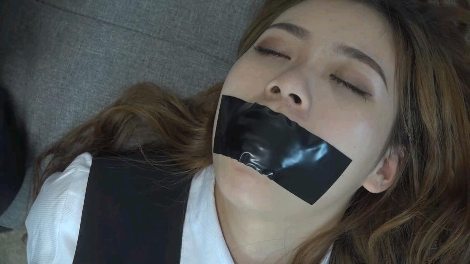 灰鸟私人定制：依依胶带封嘴 灰鸟工作室定拍，美女依依被迷晕绑架，反绑手脚后胶带封嘴，醒来后各种姿势挣扎，被绑匪发现后毛巾捂嘴迷晕，黑色胶带黄色胶带透明胶带轮流封嘴，丝袜塞嘴，挣扎特写镜头很多