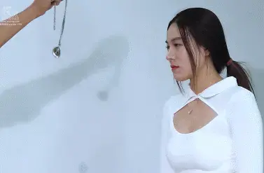 【樱束原创】《舞蹈老师被老公催眠》定拍转公映！夫学会了催眠术，拿是舞蹈老师的妻子试验，将妻子催眠玩弄！将她催眠全身僵硬痉挛，尤其是脚尖绷直两腿颤抖！让其表演优美舞姿！并抚摸让其颤抖G潮口吐白沫！ 工作室推出众筹定拍系列片：思路 内容 剧情 服装均由参与众筹的小伙伴安排，工作室负责拍摄，凡参与众筹的小伙伴可以加入众筹临时讨论群：209976701（限参与本期众筹的小伙伴申请）众筹金额无大小区分，提供的任何素材内容都会认真考虑采纳，众筹目的为了让小伙伴用最少的代价看到自己喜欢看的内容。（详情请咨询客服QQ2156176672或移步众筹区查看）<br><br>定拍剧情简介：<br>服装：白色紧身上衣＋粉色JK裙<br>夫学会了催眠术，拿是舞蹈老师的妻子试验，将妻子催眠玩弄！将她催眠全身僵硬痉挛，尤其是脚尖绷直两腿颤抖！让其表演优美舞姿！并抚摸让其颤抖G潮口吐白沫！<br><br><br>樱束服务内容：私人订制剧情 专属剧情订拍 现实约拍 全国飞业务 统一解压密码：ysyc6672或qq2156176672<br>樱束联系方式：QQ2156176672 VIP专属客服微信号：yingshu-you（VIP专属客服微信，终年无休）<br><br>视频格式：MP4<br>分辨率：1080P<br>时长：54分钟<br>大小：2.4G
