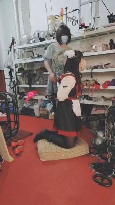 【束之高阁】铁链束缚教训伪娘 【束之高阁】铁链束缚教训伪娘<br>原创作者：束之高阁<br>束之高阁女主捆绑调教伪娘，用铁链把奴捆绑起来，奴一动不能动，只能接受女主的调教
