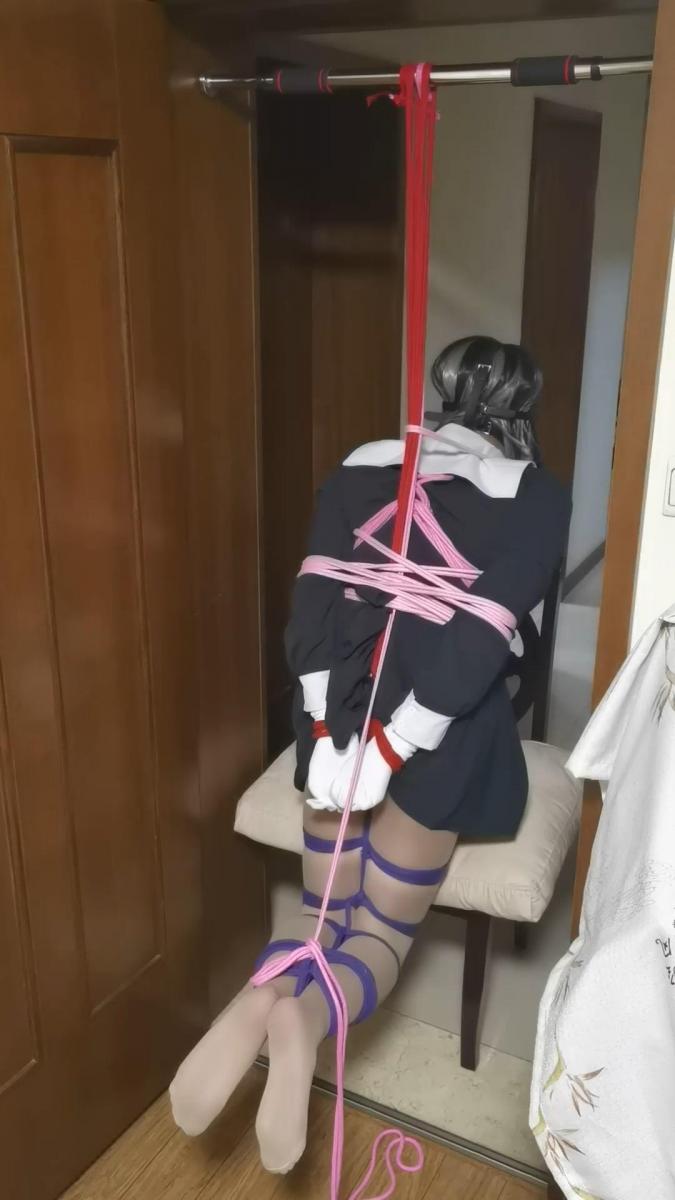 直臂吊缚加上曲腿限制，很紧很舒服 这次装备上了眼罩口球，在手上套了两层丝袜，还安置了两根低周波棒。<br>在空中视力被眼罩隔绝，嘴被口球塞得满满的，同时还被两根低周波棒上下夹击无法避开，被持续刺激送走。<br>而且手上丝袜滑滑的摸不到绳结，想回到椅子上差点把椅子踢走。<br><br>吊绳绕过胸缚和并腿缚的大腿部分，之后固定在股绳上。脚腕和吊点连接，尽量拉高。接着用一根绳子绕过后颈并收紧肘部。最后把固定手的绳圈放到股绳下面。<br>不得不说这种门框撑杆真太好用了。<br><br><span style='color:#b0b0b0;'>[隐藏文字，购买后可见]</span><br><span style='color:#b0b0b0;'>[隐藏文字，购买后可见]</span>